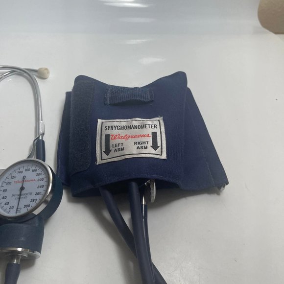 Walgreens  Manual Inflate Blood Pressure Arm Cuff Aneroid Sphygmomanometer - Picture 3 of 7